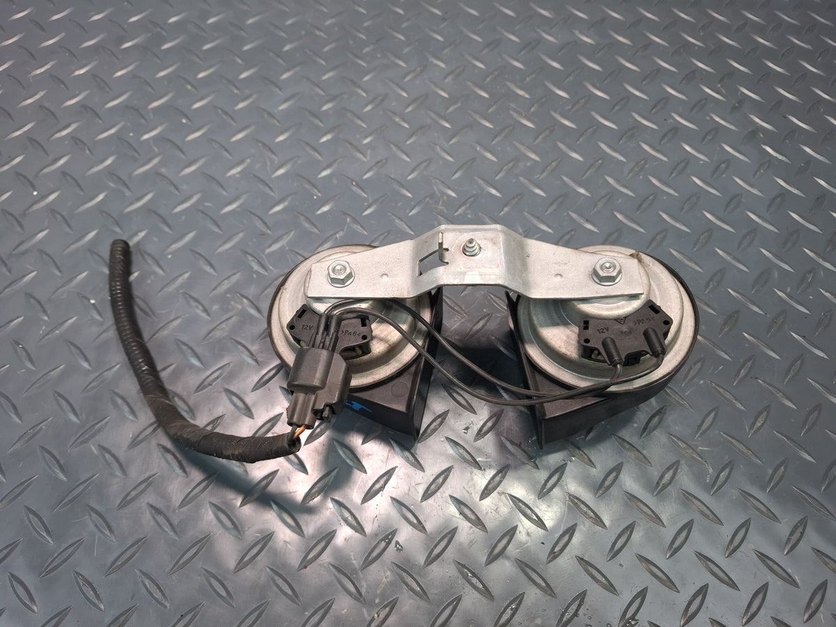 02-05 Ford Thunderbird Set of 2 High & Low Tone Pitch Horn Signal OEM