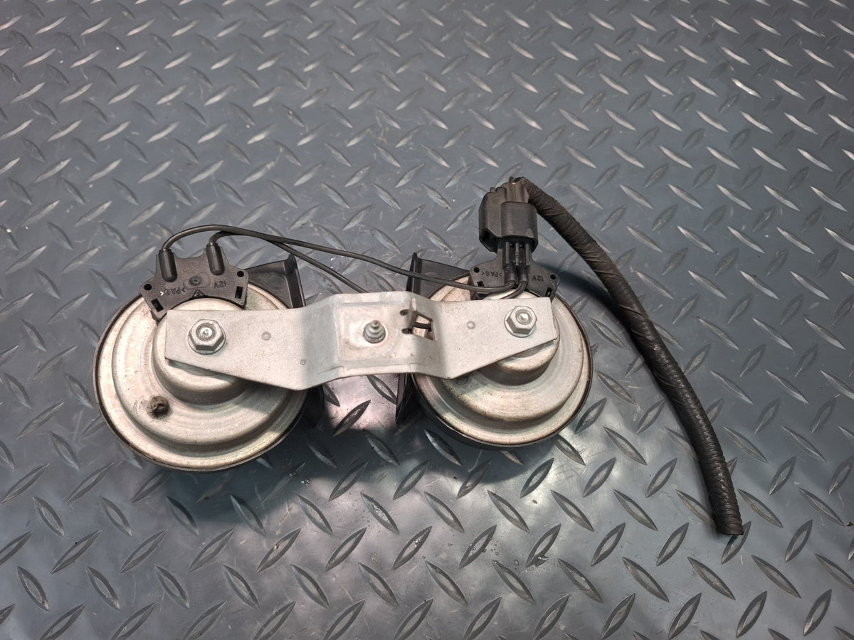 02-05 Ford Thunderbird Set of 2 High & Low Tone Pitch Horn Signal OEM