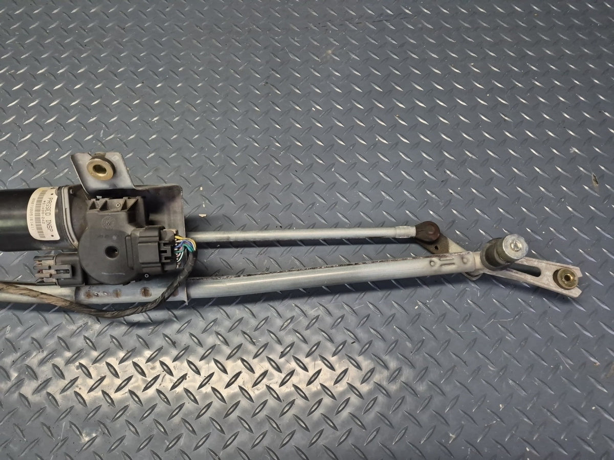 2003-2007 Hummer H2 Front Windshield Wiper Transmission Linkage w Motor 15252855