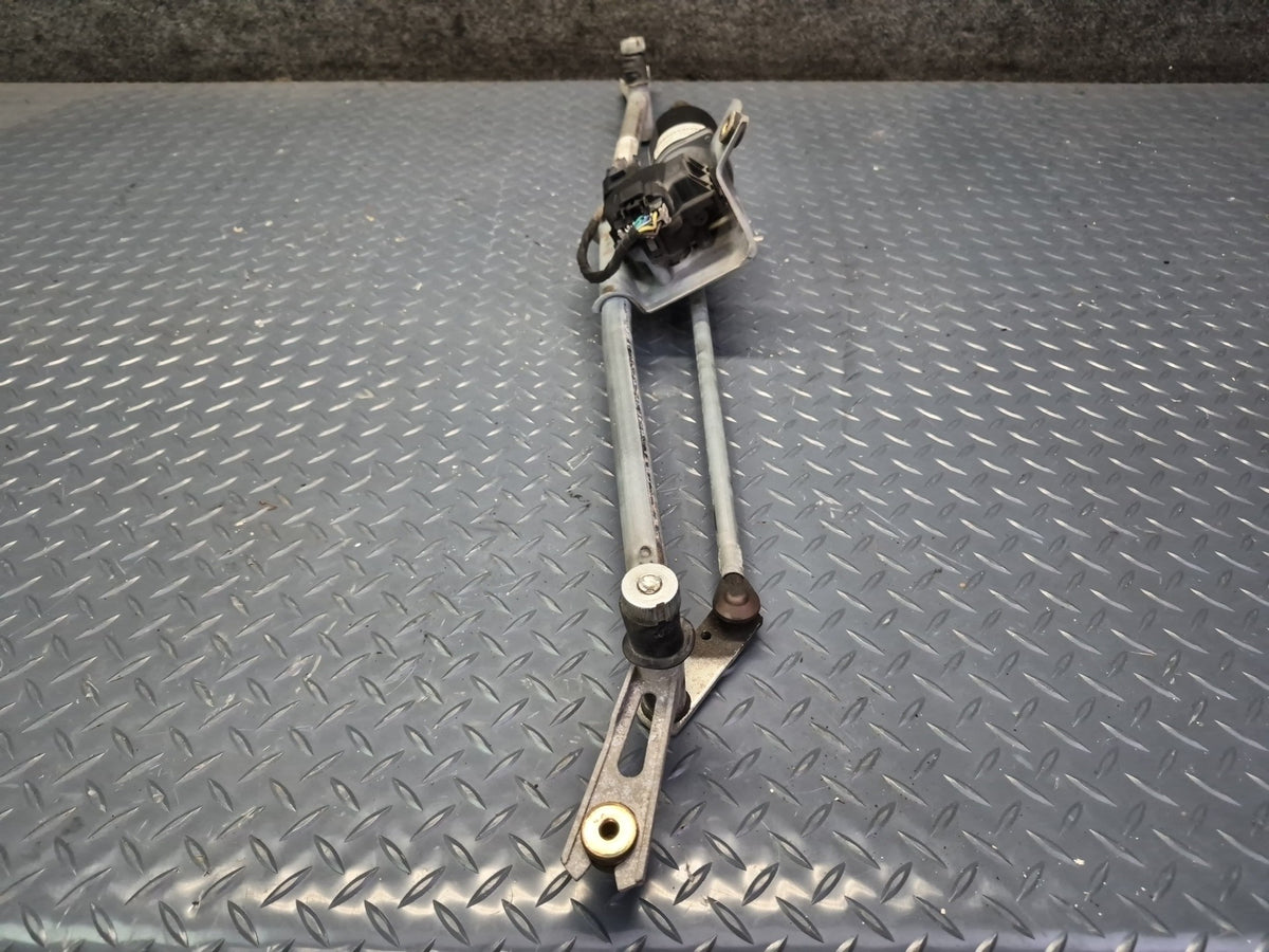 2003-2007 Hummer H2 Front Windshield Wiper Transmission Linkage w Motor 15252855