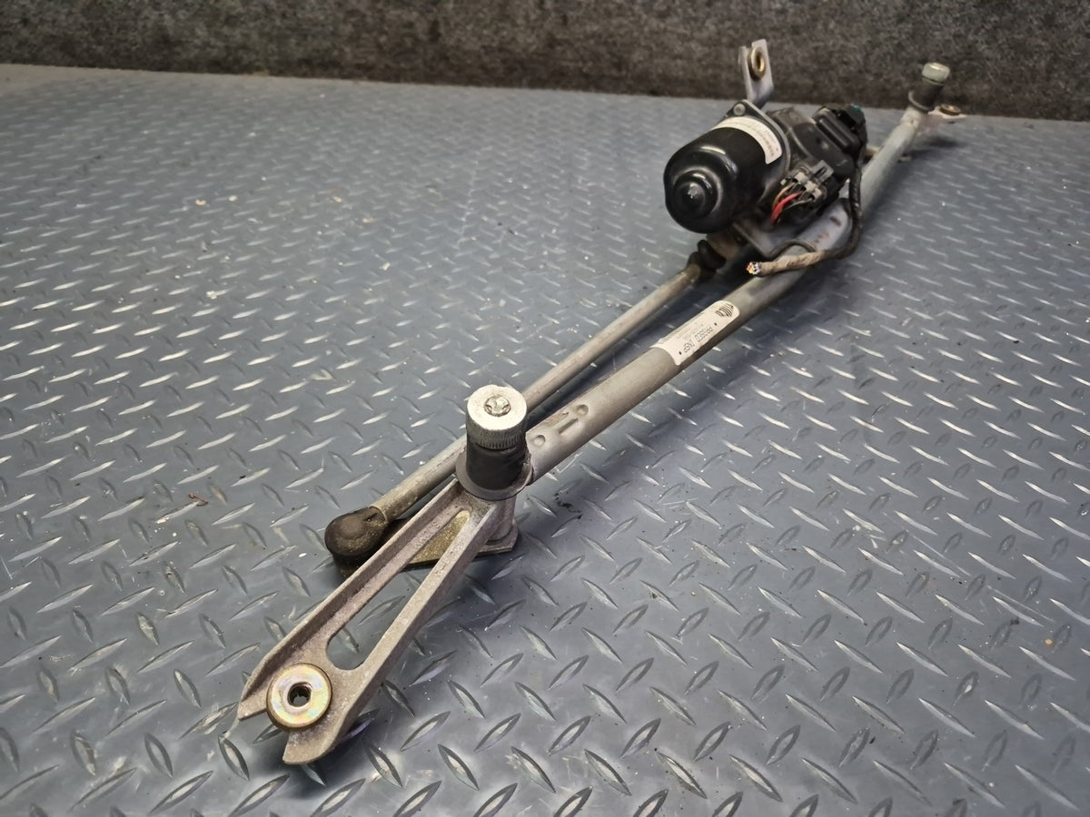 2003-2007 Hummer H2 Front Windshield Wiper Transmission Linkage w Motor 15252855
