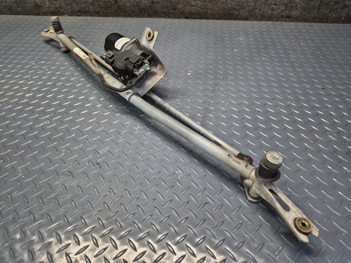2003-2007 Hummer H2 Front Windshield Wiper Transmission Linkage w Motor 15252855