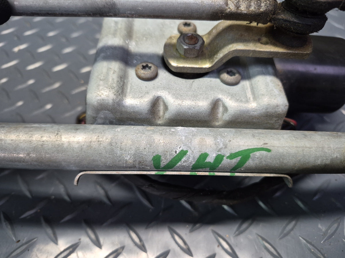 2003-2007 Hummer H2 Front Windshield Wiper Transmission Linkage w Motor 15252855