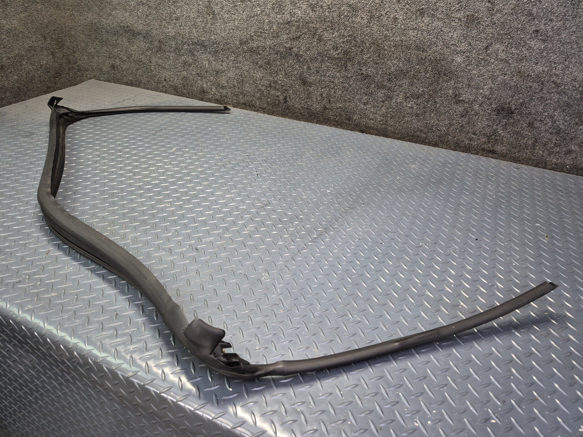 02-05 Ford Thunderbird Front Windshield Weatherstrip Seal OEM