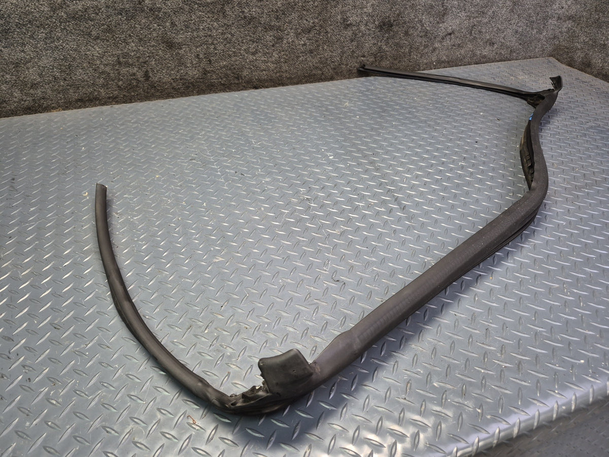 02-05 Ford Thunderbird Front Windshield Weatherstrip Seal OEM