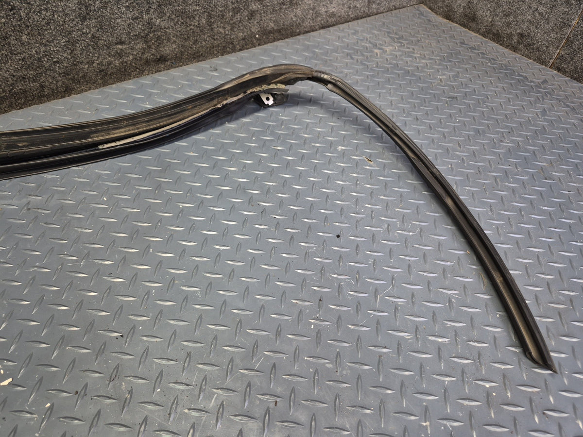 02-05 Ford Thunderbird Front Windshield Weatherstrip Seal OEM