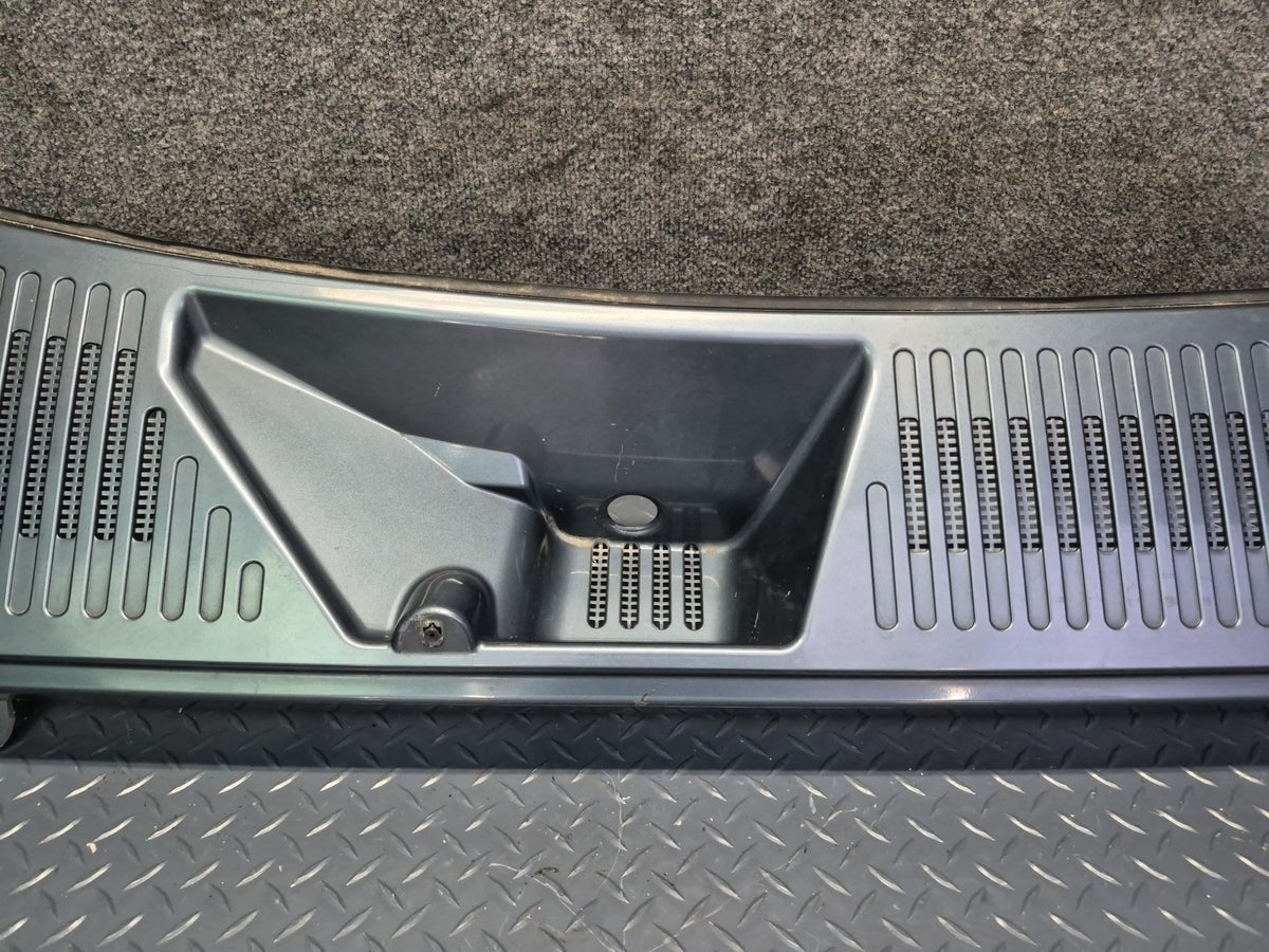 2003-2007 Hummer H2 Front Hood Cowl Vent Trim Panel 15211663
