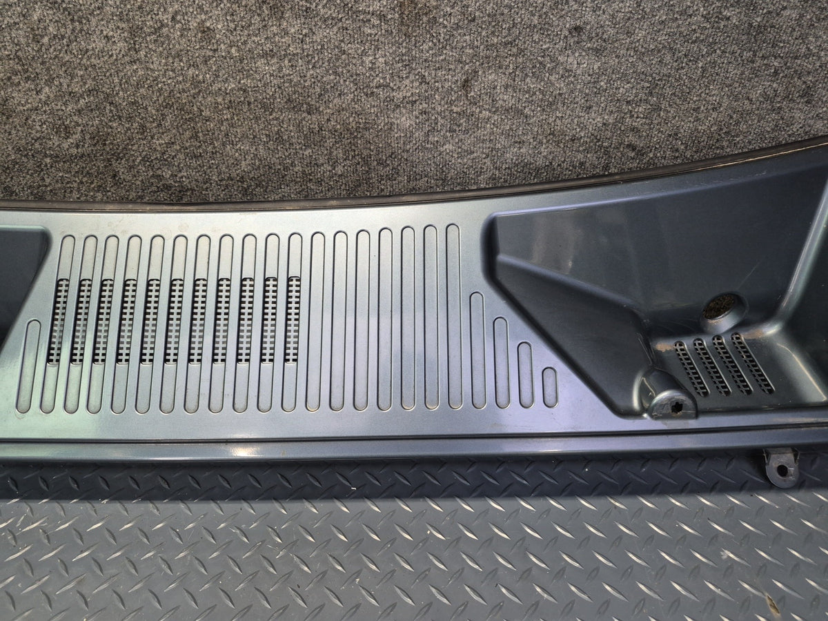 2003-2007 Hummer H2 Front Hood Cowl Vent Trim Panel 15211663