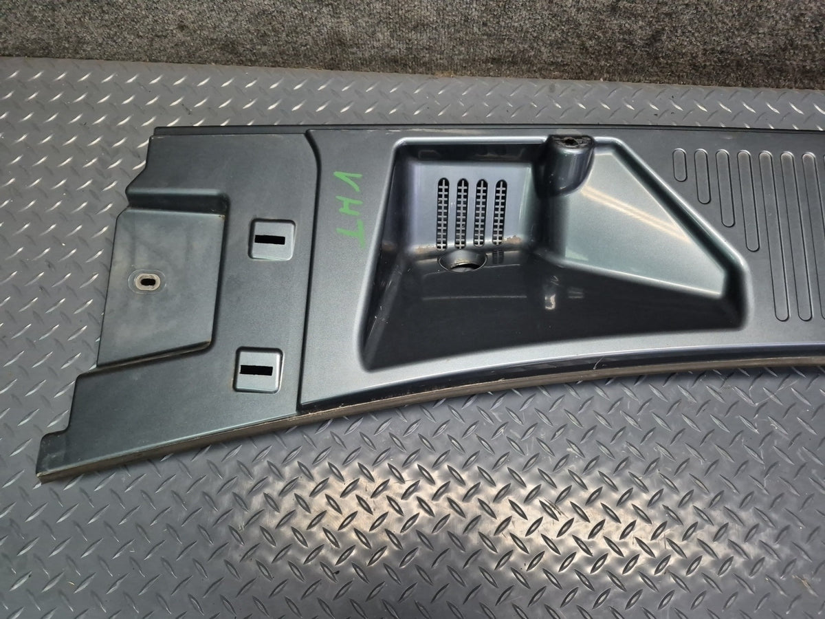 2003-2007 Hummer H2 Front Hood Cowl Vent Trim Panel 15211663