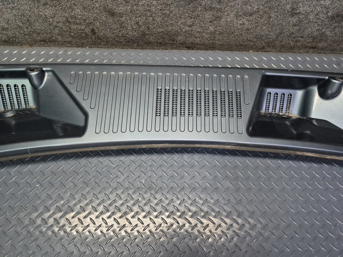 2003-2007 Hummer H2 Front Hood Cowl Vent Trim Panel 15211663