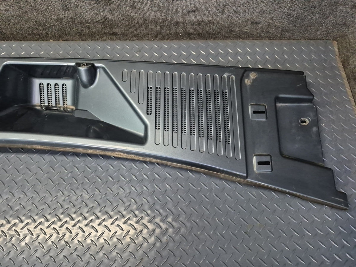 2003-2007 Hummer H2 Front Hood Cowl Vent Trim Panel 15211663