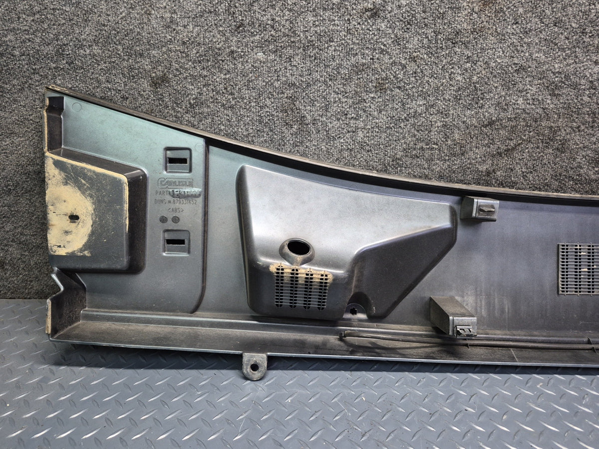 2003-2007 Hummer H2 Front Hood Cowl Vent Trim Panel 15211663