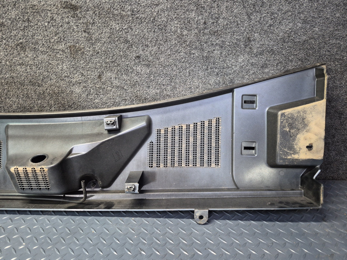 2003-2007 Hummer H2 Front Hood Cowl Vent Trim Panel 15211663