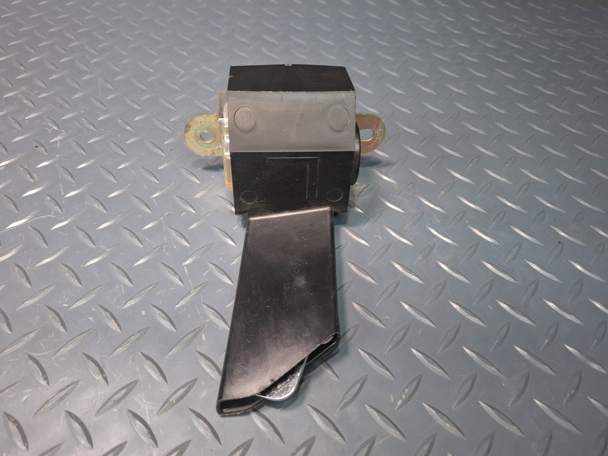 84-86 TOYOTA CRESSIDA LUXURY MX73 REAR SEATBELT RETRACTORS & SEATBELT BUCKLE SET OEM