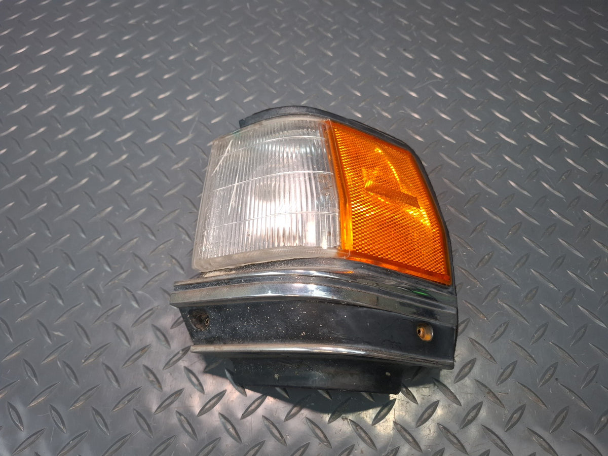 84-86 Toyota Cressida MX73 Front Left Turn Signal Clearance Light Lamp Damaged