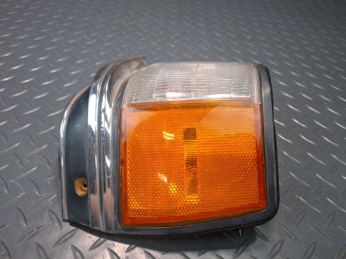 84-86 Toyota Cressida MX73 Front Left Turn Signal Clearance Light Lamp Damaged