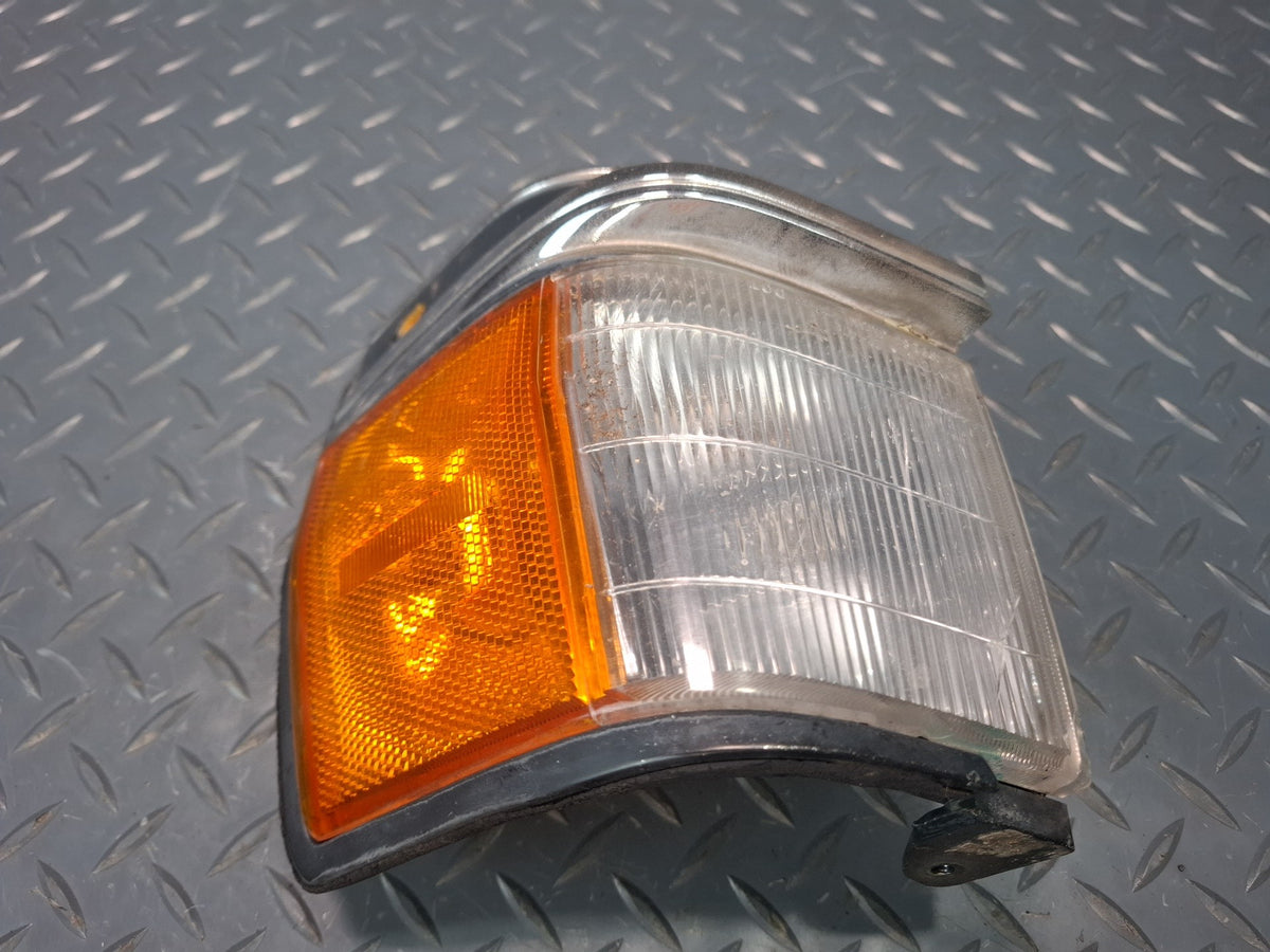 84-86 Toyota Cressida MX73 Front Left Turn Signal Clearance Light Lamp Damaged