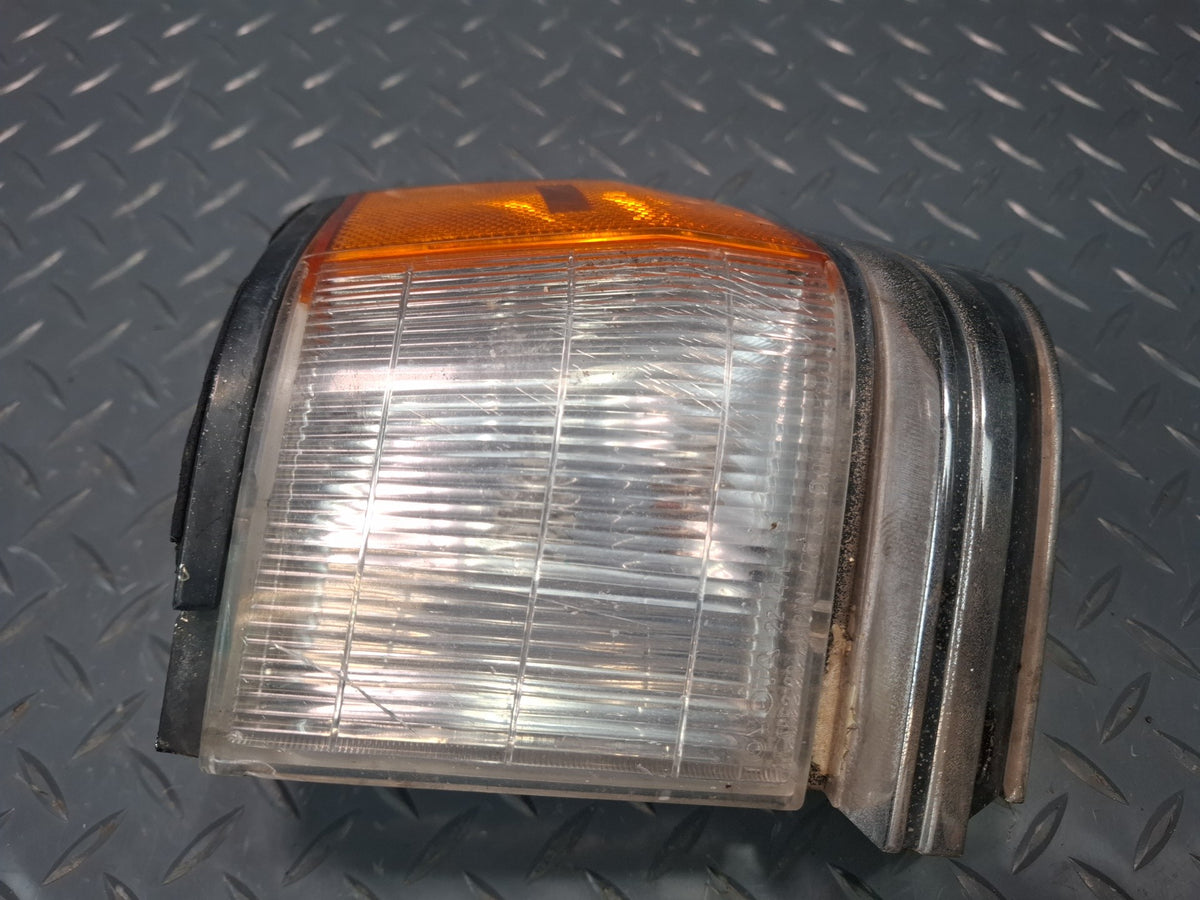 84-86 Toyota Cressida MX73 Front Left Turn Signal Clearance Light Lamp Damaged