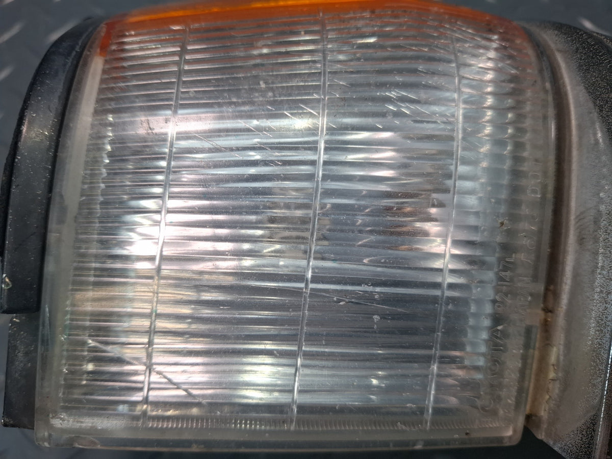 84-86 Toyota Cressida MX73 Front Left Turn Signal Clearance Light Lamp Damaged
