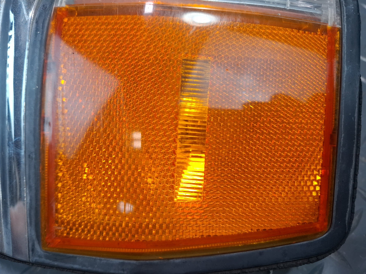 84-86 Toyota Cressida MX73 Front Left Turn Signal Clearance Light Lamp Damaged