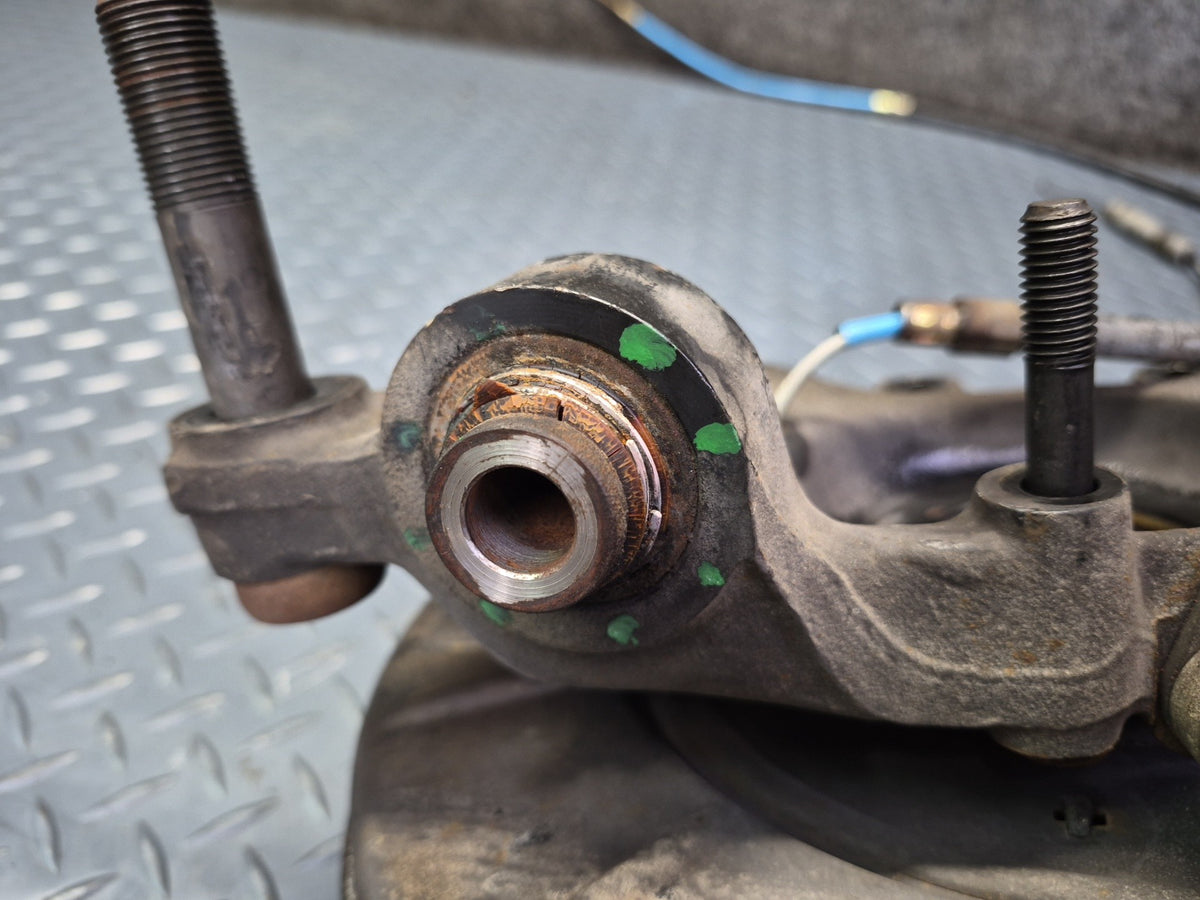 1994-1997 BMW E31 840Ci RWD Rear Right Knuckle Wheel Hub Bearing Damaged