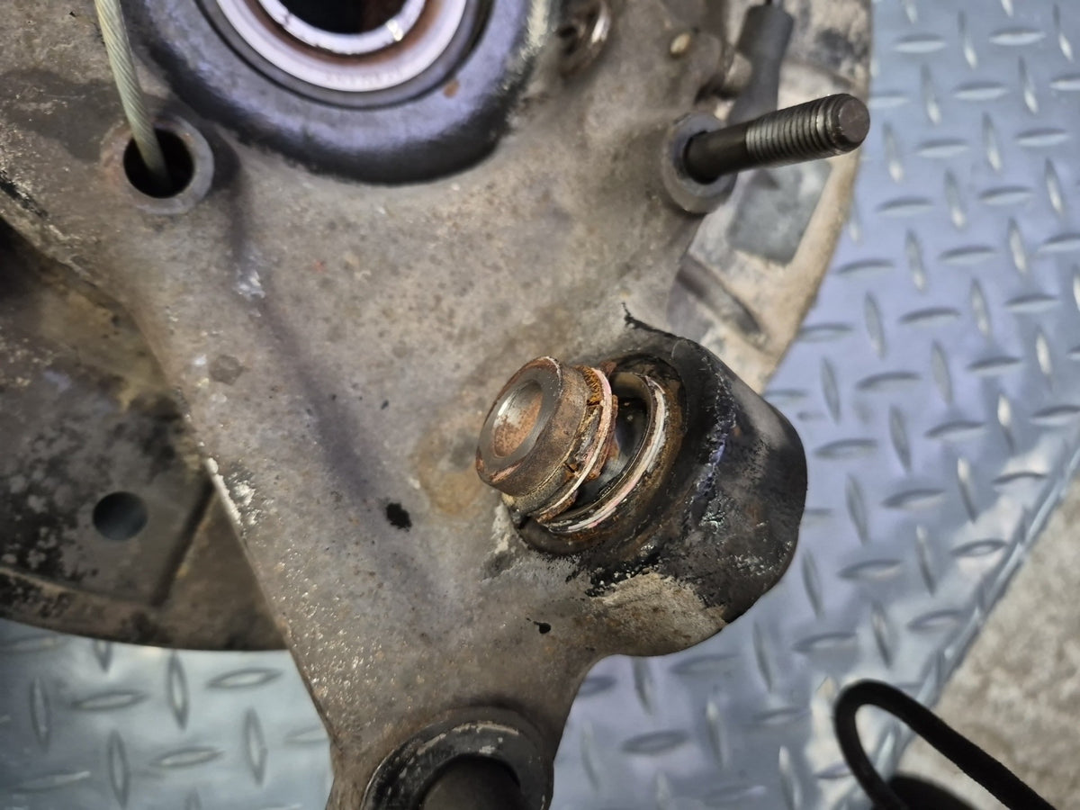 1994-1997 BMW E31 840Ci RWD Rear Right Knuckle Wheel Hub Bearing Damaged