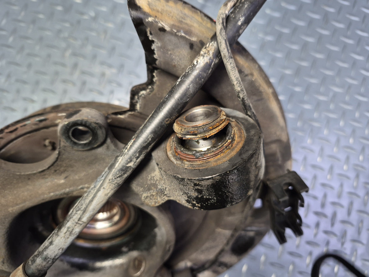1994-1997 BMW E31 840Ci RWD Rear Right Knuckle Wheel Hub Bearing Damaged