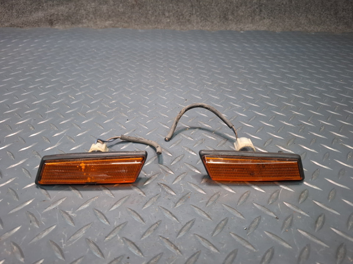1994-1997 BMW E31 840Ci Front Left & Right Fender Turn Signal Light Set Damaged