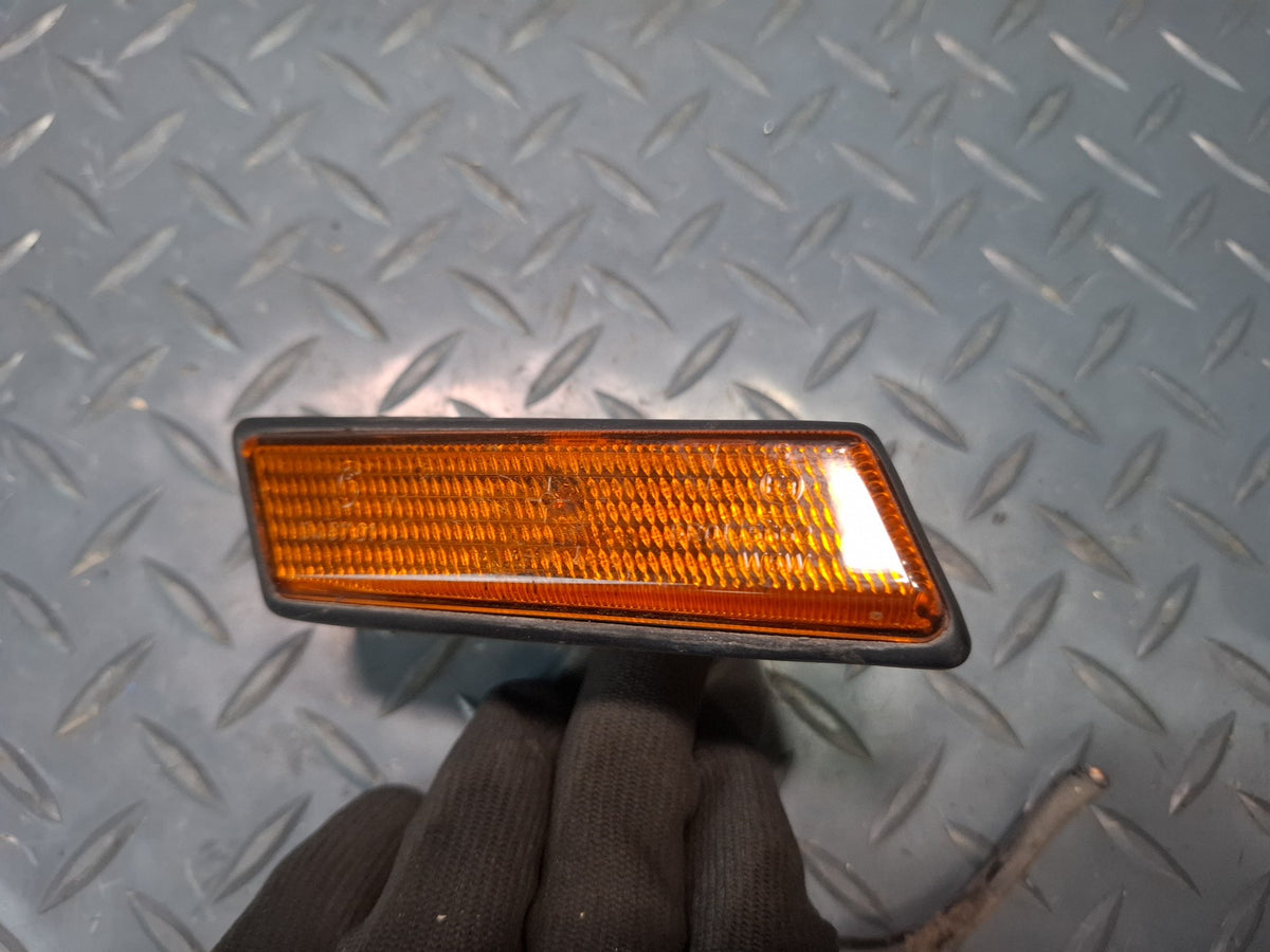 1994-1997 BMW E31 840Ci Front Left & Right Fender Turn Signal Light Set Damaged