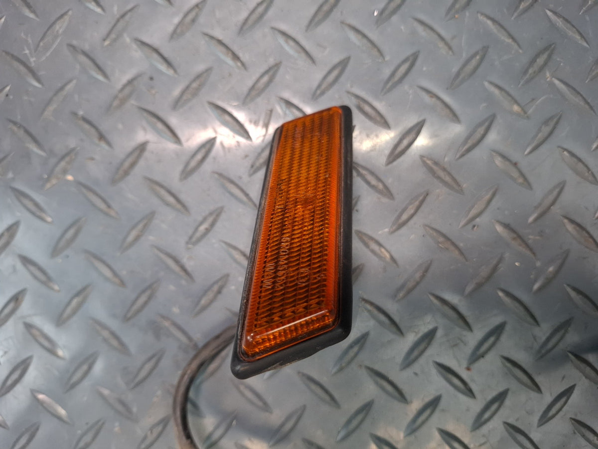 1994-1997 BMW E31 840Ci Front Left & Right Fender Turn Signal Light Set Damaged