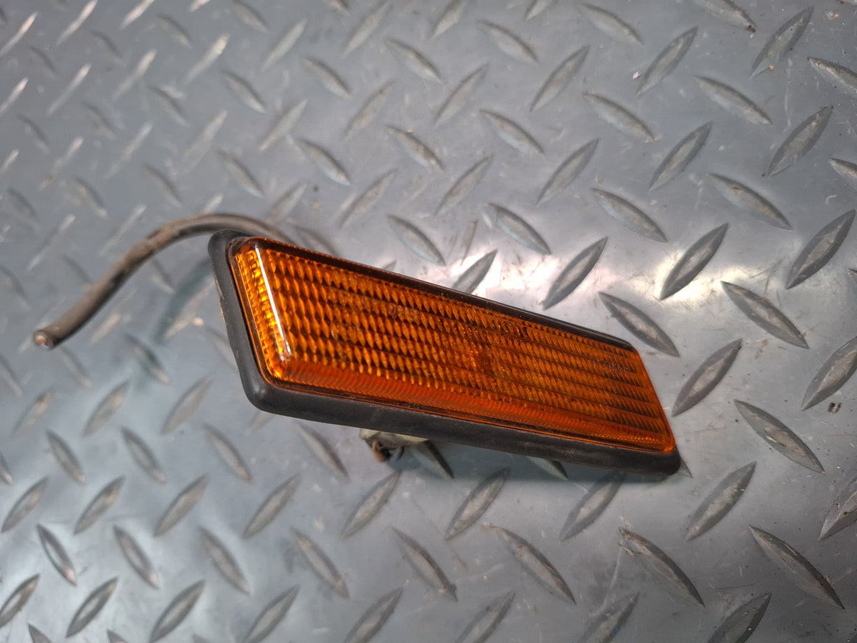 1994-1997 BMW E31 840Ci Front Left & Right Fender Turn Signal Light Set Damaged