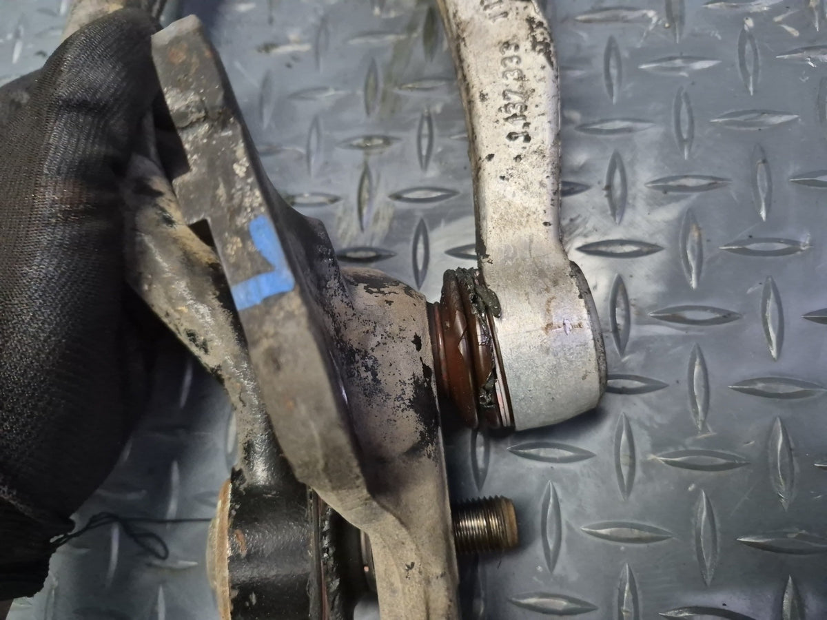 1994-1997 BMW E31 840Ci Front Left Suspension Control Arm Set