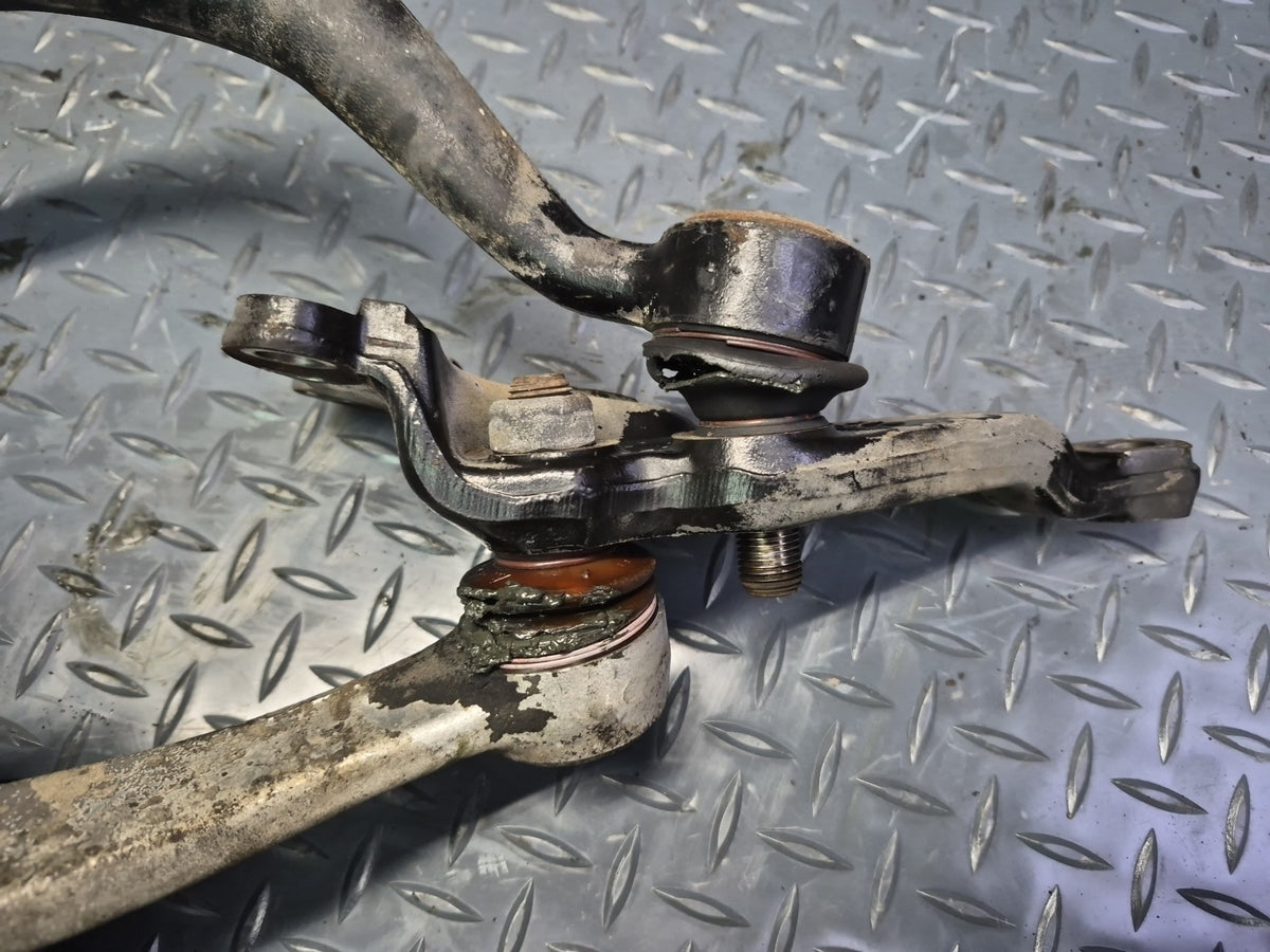 1994-1997 BMW E31 840Ci Front Left Suspension Control Arm Set