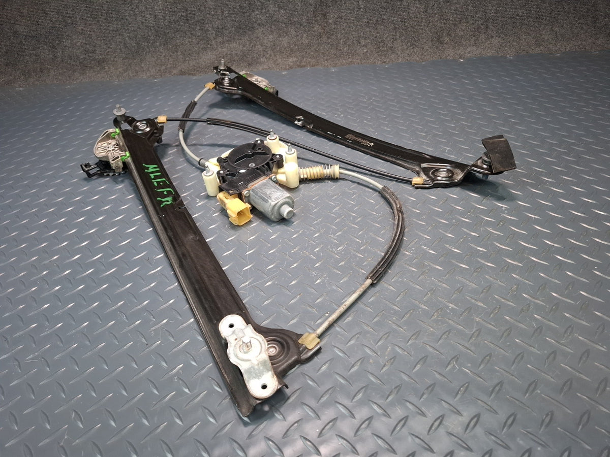 2017-2020 Maserati Levante M161 Front Right Door Window Regulator w Motor