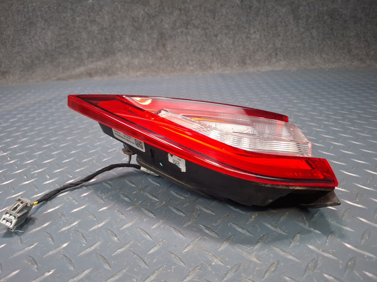 2017-2020 Maserati Levante M161 Rear Right Inner Trunk Tail Light Lamp 670106834