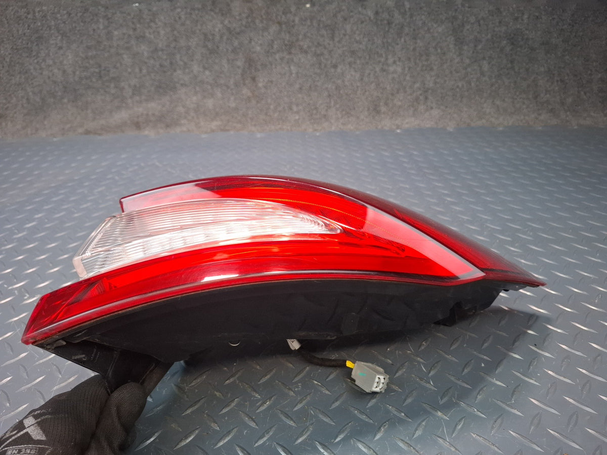 2017-2020 Maserati Levante M161 Rear Right Outer Tail Light Lamp 670106832