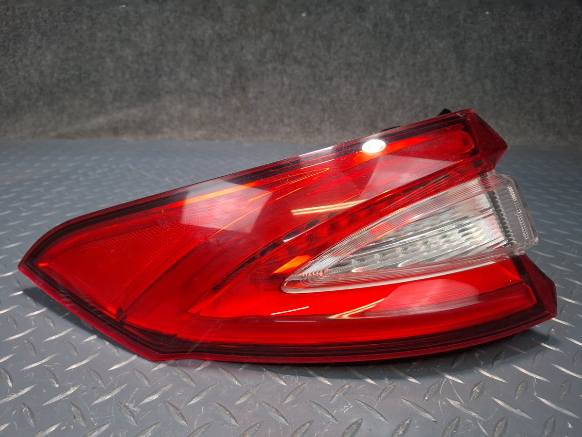 2017-2020 Maserati Levante M161 Rear Left Outer Tail Light Lamp 670106833