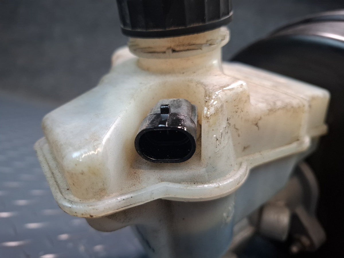 2017-2020 Maserati Levante M161 Brake Master Cylinder Booster Fluid Reservoir