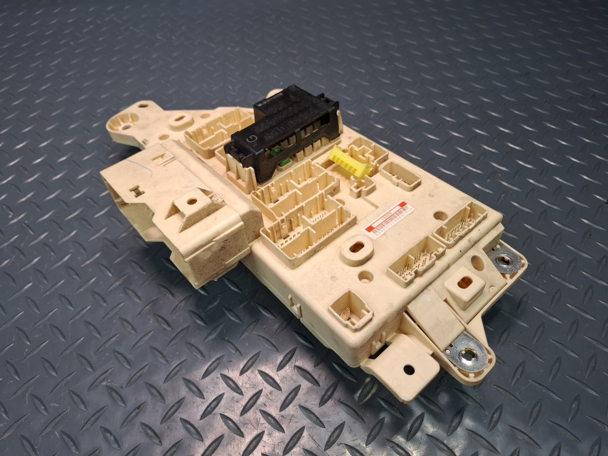 2003-2007 Lexus UZJ100L LX470 Dash Front Right Junction Cabin Fuse Relay Box