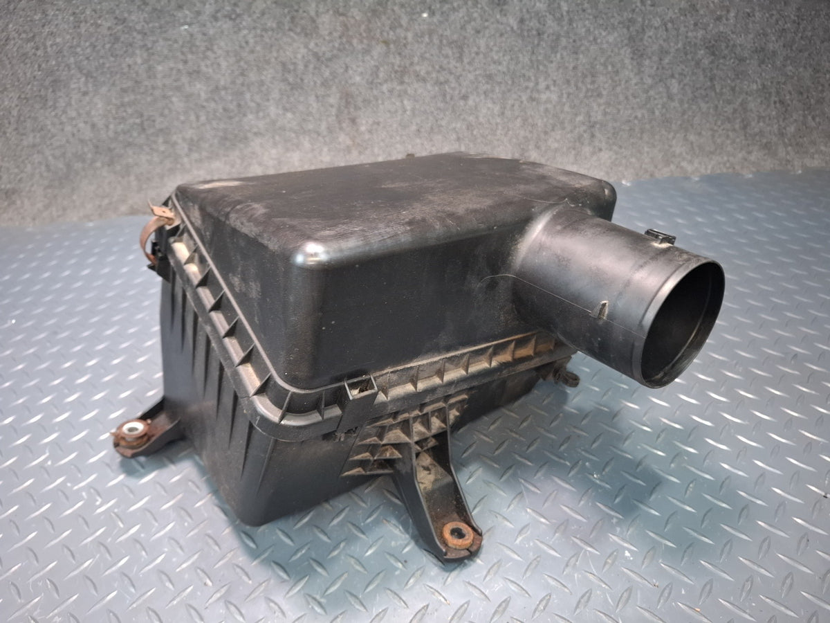 2003-2007 Lexus UZJ100L LX470 Engine Air Intake Cleaner Filter Box W/ MAF Sensor