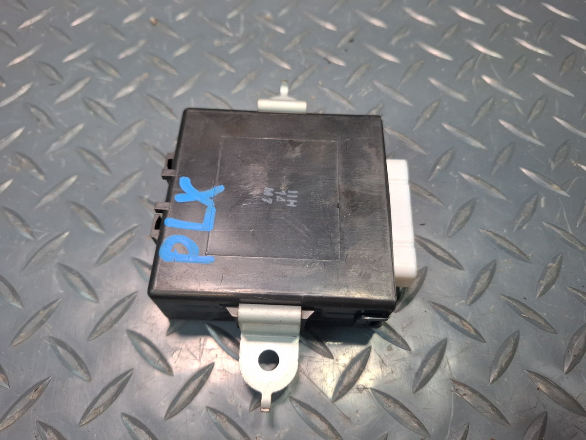 1998-2007 Lexus UZJ100L LX470 Antenna Relay Control Module Unit 85914-60070