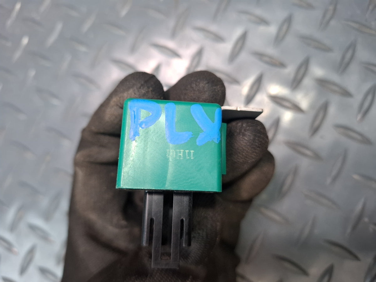 2006-2007 Lexus UZJ100L LX470 Turn Signal Indicator Flasher Relay 81980-60080