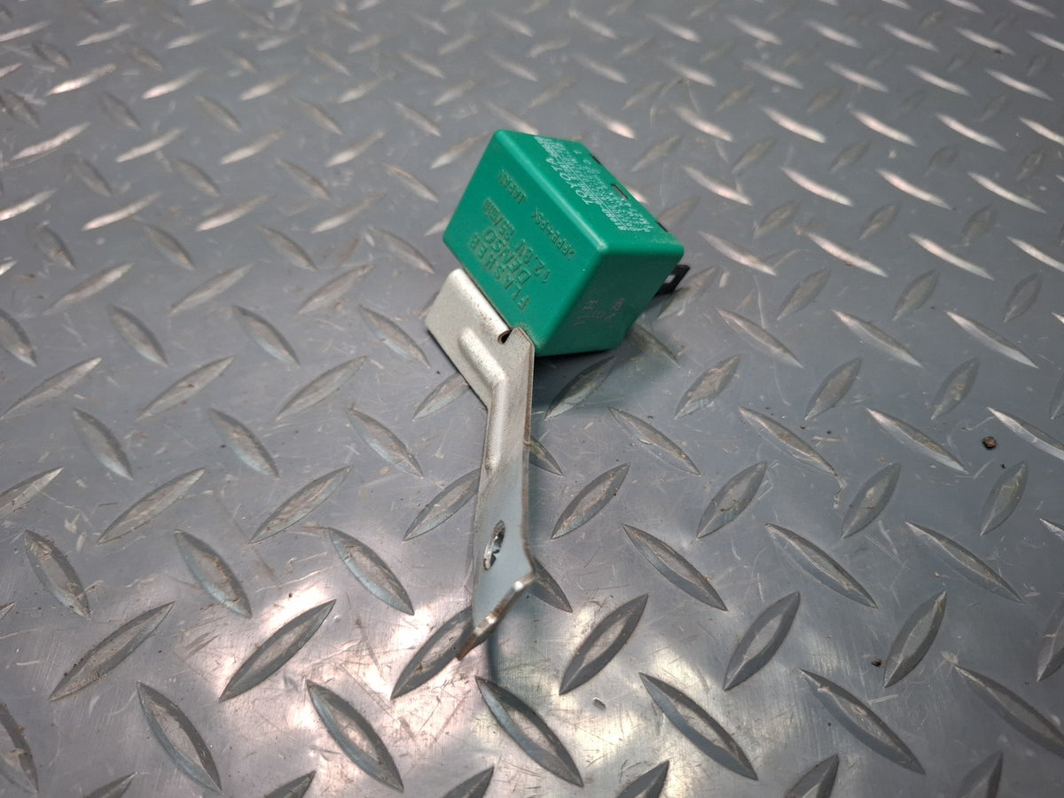 2006-2007 Lexus UZJ100L LX470 Turn Signal Indicator Flasher Relay 81980-60080