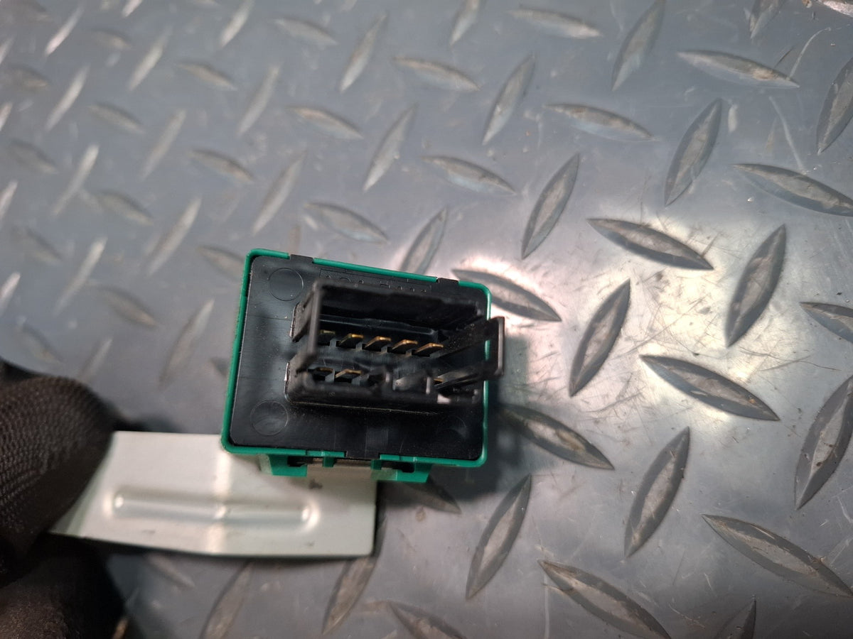 2006-2007 Lexus UZJ100L LX470 Turn Signal Indicator Flasher Relay 81980-60080