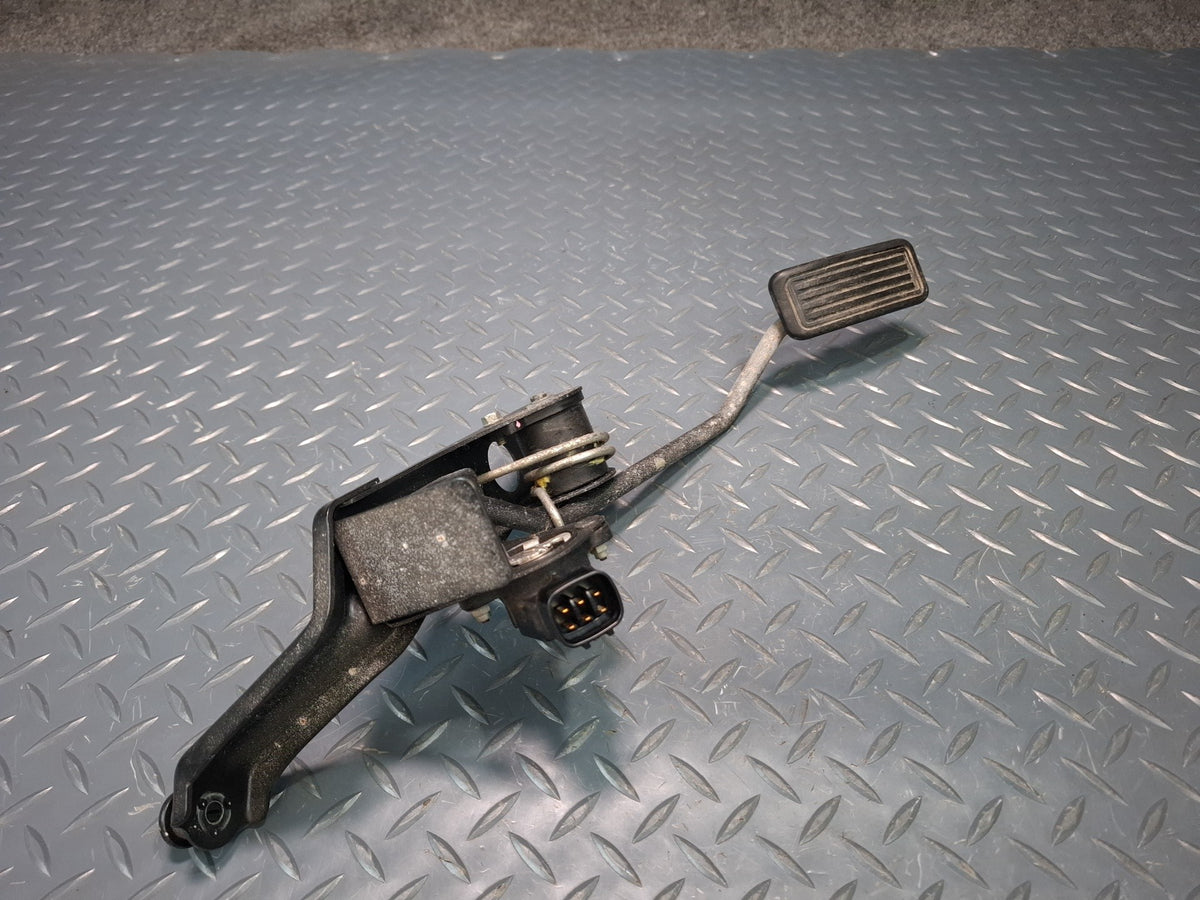 2003-2007 Lexus UZJ100L LX470 Accelerator Gas Pedal Assembly