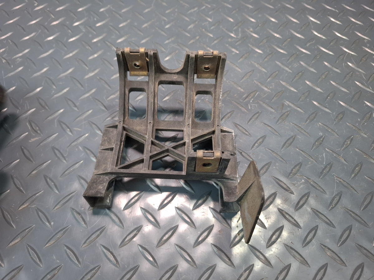 1994-1997 BMW E31 840Ci Rear Left & Right Side Bumper Bracket Set  of 2