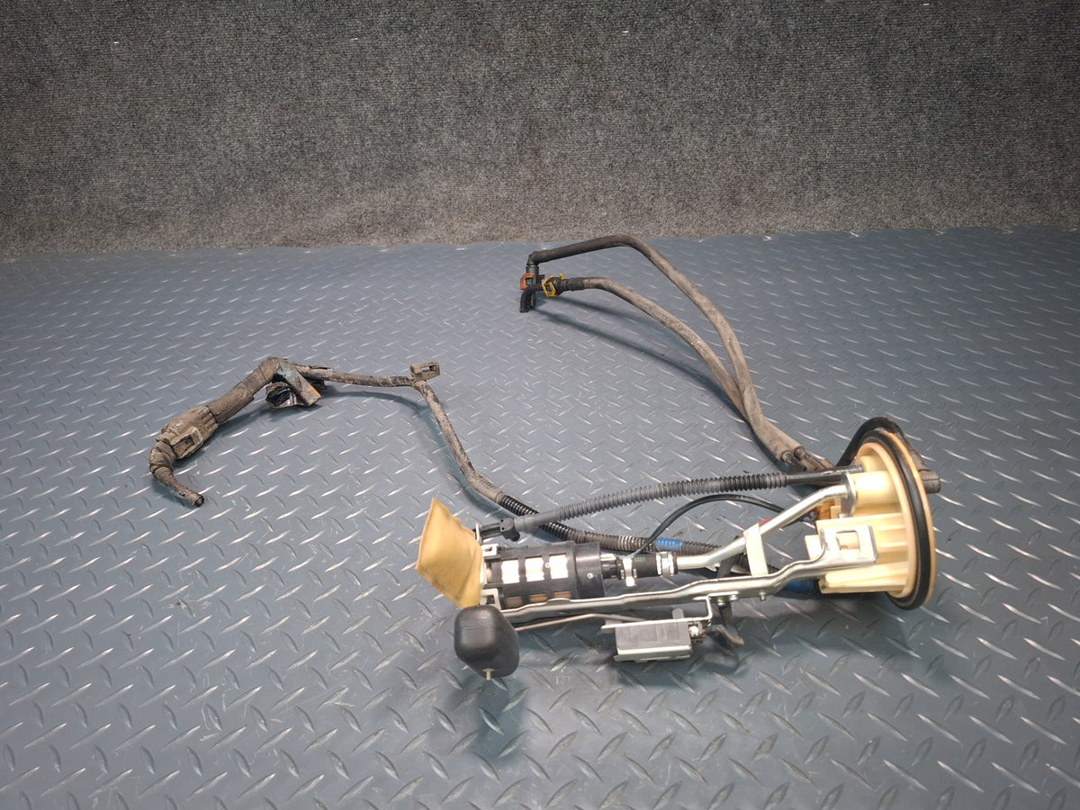 2006-2007 Lexus UZJ100L LX470 Fuel Pump Level Sensor Assembly 82413-60011