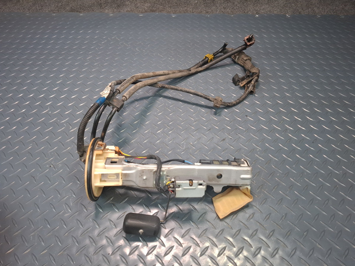 2006-2007 Lexus UZJ100L LX470 Fuel Pump Level Sensor Assembly 82413-60011