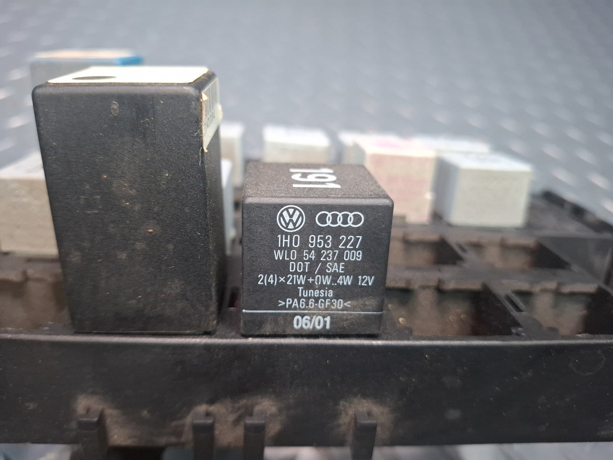 2001 Porsche 911 996 Junction Fuse Relay Box Module Unit