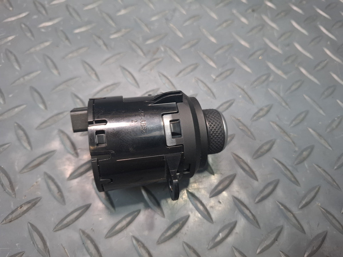 17-19 Alfa Romeo Giulia Q4 Console Radio Stereo Volume Control Switch OEM